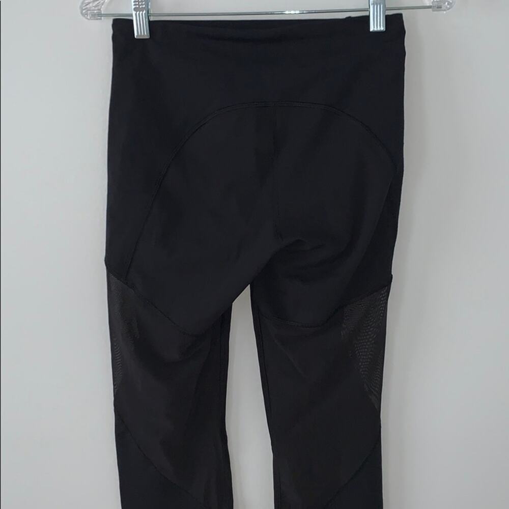 LuLuLemon Tight Mesh Inset Zipper Pockets Capri - Picture 5 of 13